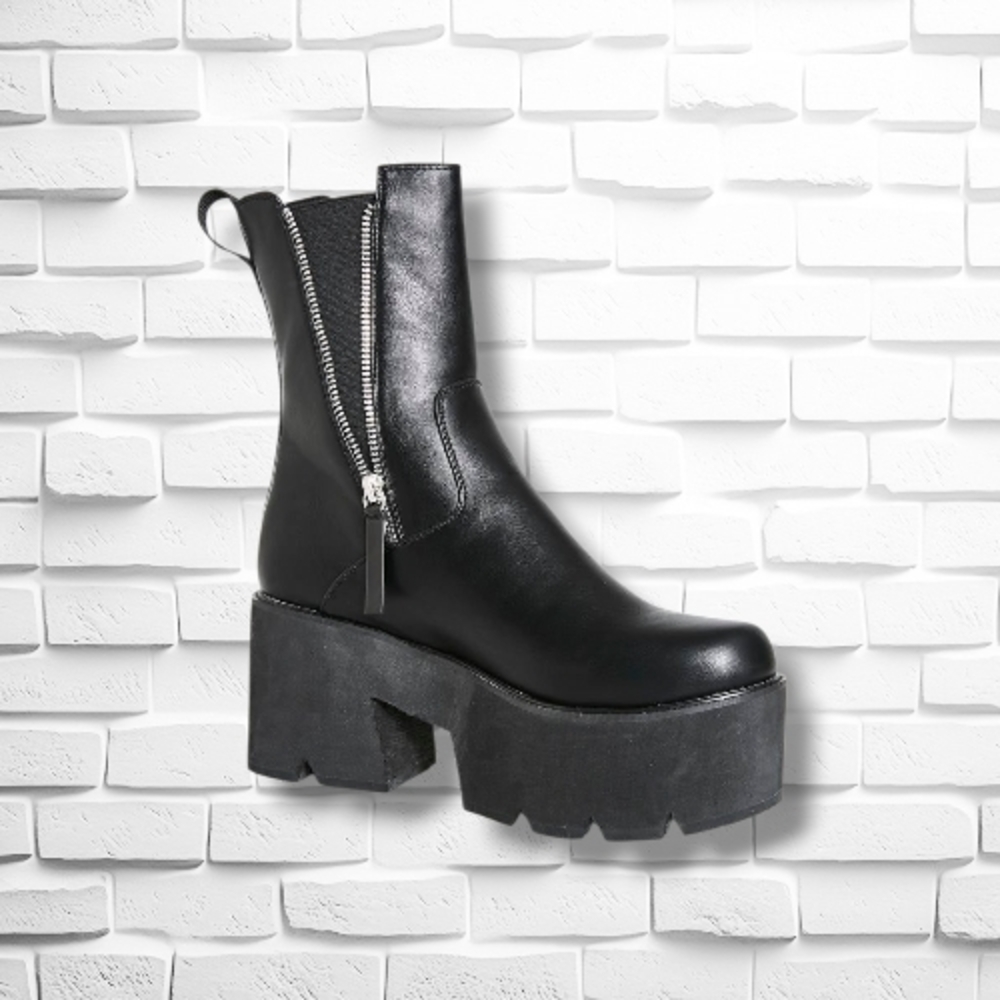 Dolls Kill Black Platform Boots Size 8 Y2K Chunky NWOT